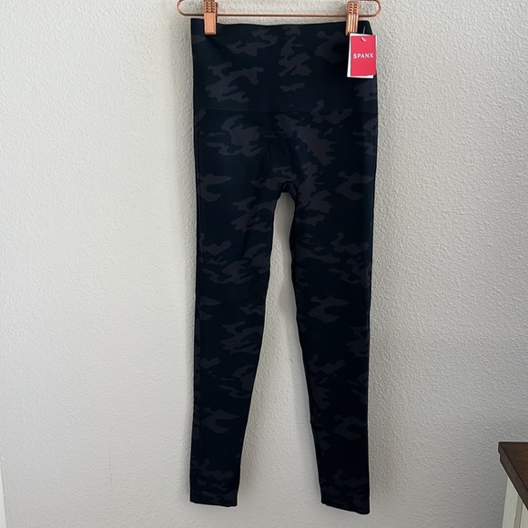 NWT Spanx Look at Me Now Seamless Leggings Black Camo Medium - Picture 2 of 13